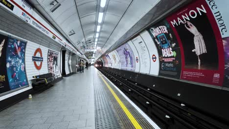 La-Llegada-De-Un-Tren-De-La-Línea-Central-A-La-Estación-De-Tottenham-Court-Road-En-Londres,-El-Concepto-De-Desplazamiento-Urbano,-Movilidad-Y-El-Pulso-Dinámico-De-La-Ciudad