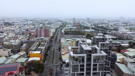 Bewölkte-Stadtlandschaft-Mit-Gebäuden,-Die-Sich-Bis-Zum-Horizont-Erstrecken,-Erhöhte-Ansicht,-Gedämpfte-Farben,-Urban