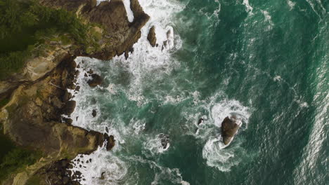 Pacific-Ocean-waves-crash-against-Oregon-coastline,-West-Coast-USA