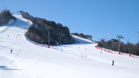 Skifahrer-Auf-Der-Piste-Im-Alpensia-Skigebiet-An-Einem-Frostigen-Sonnigen-Tag