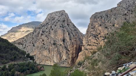 Zeitraffer-Des-Caminito-Del-Rey-Mit-Schnell-Ziehenden-Wolken,-Malaga,-Spanien