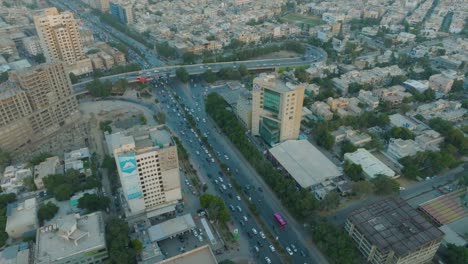 El-Dron-Sobrevuela-Una-Calle-Muy-Transitada-En-La-Ciudad-De-Karachi-Y-Vuela-Hacia-El-Edificio-Del-CDC.