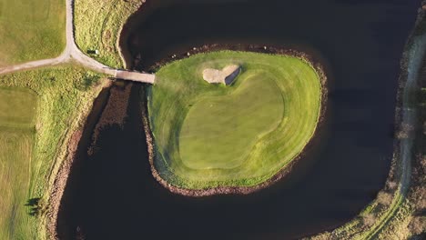 Vídeo-De-Un-Dron-Que-Muestra-Una-Vista-De-Arriba-Hacia-Abajo-Del-Hoyo-Característico-Del-Club-De-Golf-Marino-Point-En-Cobh-Cork,-Irlanda