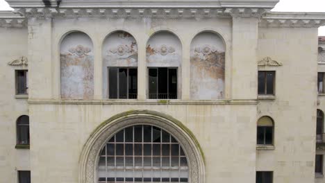 Toma-De-Drone-De-Un-Metalúrgico-De-Sanatorio-En-Tskaltub,-Balneario-Soviético-Abandonado-En-Georgia.