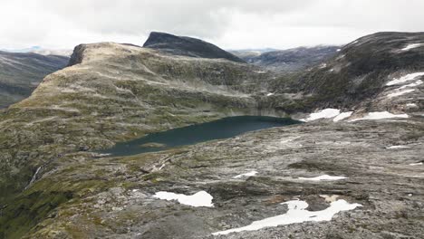 Wunderschöne-Berglandschaft-Mit-Leichter-Schneedecke-Und-Einem-See,-Norwegen,-Europa,-Drohne