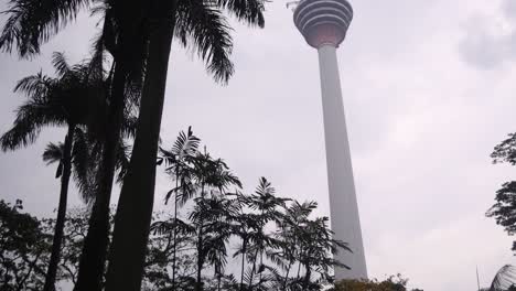 Blick-Auf-Den-KL-Tower-Inmitten-Von-Palmensilhouetten-In-Kuala-Lumpur,-Malaysia