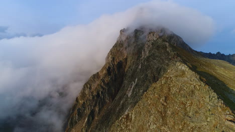 Toma-Aérea-De-Drones-Del-Majestuoso-Pico-De-La-Montaña