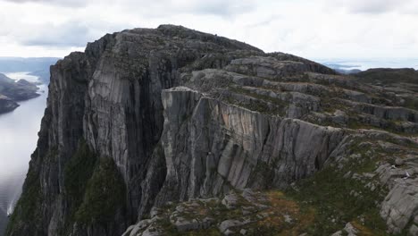 Großer-Felsen-In-Einer-Wunderschönen-Bergkette-Mit-Fjord,-Der-Kanzel,-Norwegen,-Drohne,-Europa