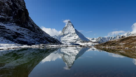 Atemberaubende-Klare-See-Riffelsee-Reflexion-Matterhorn-Zermatt-Schweiz-Gletscher-Gornergrat-Eisenbahn-Zughaltestelle-Herbst-Oktober-Klar-Nachmittag-Blauer-Himmel-Erster-Schnee-Landschaft-Szenerie-Schweizer-Alpen-Statisch