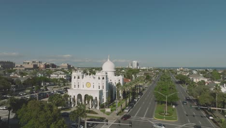 Eine-Luftaufnahme-Der-Sacred-Heart-Church-Und-Des-Bischofspalastes-Unter-Dem-Blauen-Himmel-Am-Späten-Nachmittag-Am-Broadway-In-Galveston,-Texas