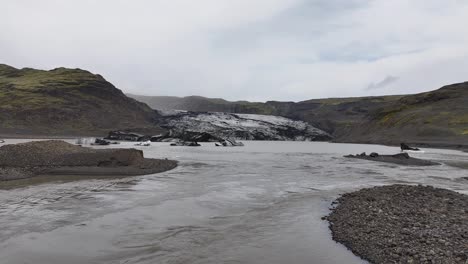 Drohnenaufnahme-Von-Gletschern,-Gletschersee-Und-Flussausfluss-In-Der-Isländischen-Landschaft