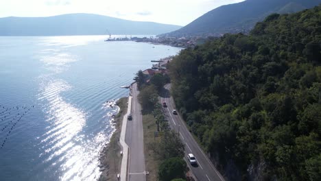 Drohnenaufnahme-Des-Verkehrs-Auf-Der-Küstenstraße-In-Der-Bucht-Von-Kotor,-Boka-Kotorska,-Montenegro