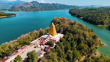 Pagoda-Dorada-En-El-Lago-Cerca-De-La-Frontera-De-Myanmar