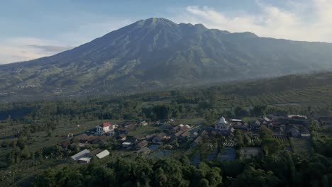 Pueblo-Con-Hermosos-Paisajes-De-Tierra-Verde-Y-Montaña