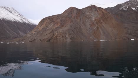 Isfjord,-Svalbard,-Noruega,-Vista-Panorámica-Del-Agua-Fría-Del-Mar-Del-Norte-Y-Colinas-Nevadas-En-La-Costa