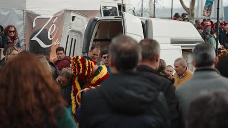 Caretos-Navigiert-Durch-Zuschauer,-Podence-Portugal