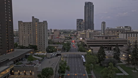 Calgary,-AB,-Kanada,-Luftaufnahme-Einer-V62-Drohne-über-Der-Kommerziellen-Innenstadt-Entlang-Der-5.-Avenue-SW-In-Richtung-Flussufer-Des-East-Village,-Erfassung-Der-Städtischen-Stadtlandschaft-Und-Des-Bow-River-In-Der-Abenddämmerung-–-Aufgenommen-Mit-Mavic-3-Pro-Cine-–-Juli-2023