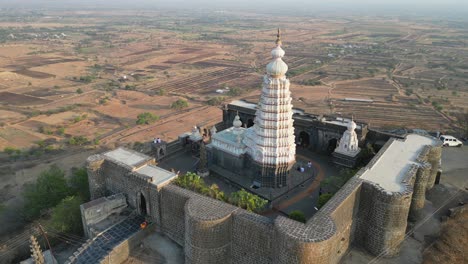 Templo-Yamai-En-La-Colina-Vista-De-Drones-Cerca-Del-Museo-Y-Biblioteca-Shri-Bhavani-Aundh-En-Maharashtra