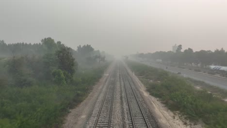 Luftaufnahme-Von-Leeren-Bahngleisen-Am-Morgen-Mit-Nebliger-Luft-In-Punjab