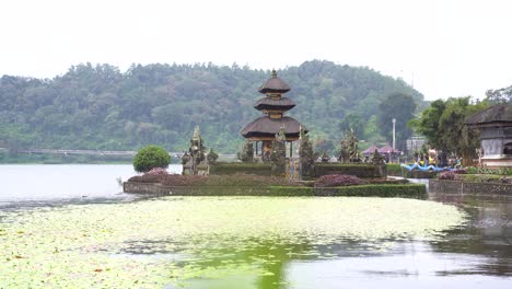 Hermosa-Vista-Del-Complejo-Del-Templo-Ulun-Danu-Beratan-Bedugul,-Un-Templo-Ubicado-En-El-Lago-Beratan,-Bali