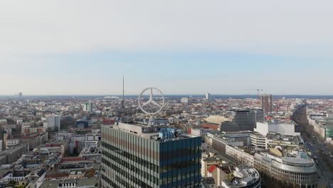 Girando-Alrededor-Del-Logotipo-De-Mercedes-Benz-En-La-Azotea-Del-Edificio-De-La-Sede-En-Un-Día-Soleado---Vista-Aérea-De-Drones