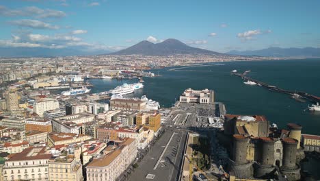 Drone-Volando-Lejos-Del-Municipio-De-Piazza,-Puerto-De-Nápoles