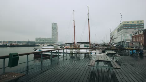 Fähranleger-Im-Hafen-Von-Amsterdam-Houthaven-Mit-Blick-Auf-Wohnboot-Und-Pontsteiger