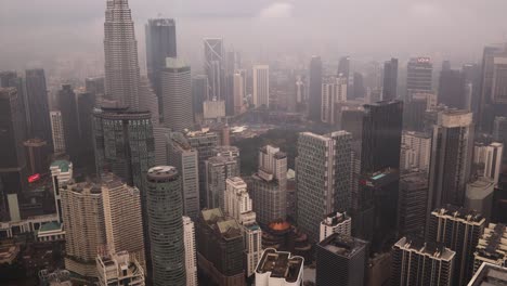 Von-Der-Aussichtsplattform-Des-KL-Tower-In-Kuala-Lumpur,-Malaysia-Eröffnet-Sich-Ein-Blick-Auf-Den-Unendlichen-Himmel