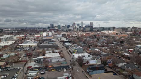 Retroceso-Aéreo-Panorámico-Sobre-El-Suburbio-Industrial-Fuera-De-Denver-Colorado-En-Un-Día-Nublado