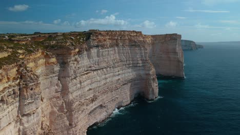 Acantilado-Escarpado-En-Gozo,-Isla-De-Malta