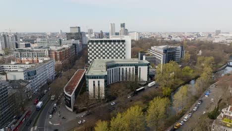 Luftaufnahme-Des-Intercontinental-Hotels-In-Berlin-Mit-Logo-Auf-Der-Fassade