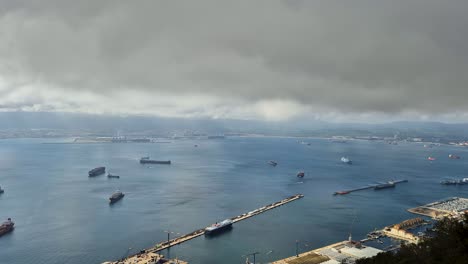 Luftaufnahme-Von-Frachtschiffen,-Die-In-Die-Straße-Von-Gibraltar-Einfahren