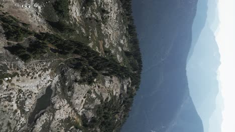 Vertikale-Ansicht-Der-Wanderwege-Auf-Goat-Ridge-Top-Offenbaren-Entfernten-Howe-Sound-Hintergrund