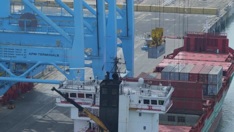 Carga-De-Buque-De-Carga-Mediante-Pórtico-En-La-Terminal-APM-En-Maasvlakte-Rotterdam,-Países-Bajos