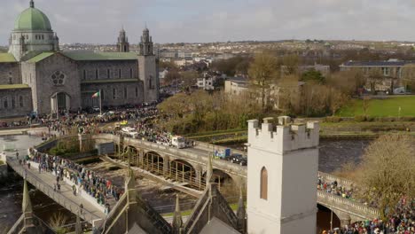 Impresionante-Perspectiva-Aérea-Del-Desfile-De-San-Patricio-Junto-A-La-Catedral-De-Galway.
