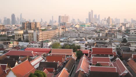 Farbenfroher-Sonnenuntergang-Mit-Panoramablick-Auf-Die-Skyline-Von-Bangkok-Mit-Tempeln-Darunter-Von-Einer-Erhöhten-Ansicht-In-Der-Altstadt-Von-Rattanakosin-In-Bangkok,-Thailand