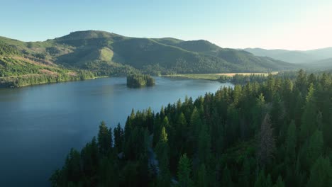 Vista-Aérea-Del-Lago-Espíritu,-Idaho-Al-Atardecer