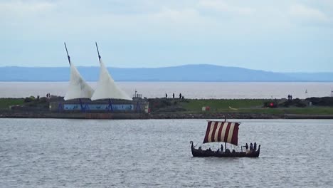 La-Recreación-Británica-Del-Barco-Vikingo-De-La-Regia-Anglorum,-“el-Jabalí”,-En-Un-Viaje-De-Entrenamiento-En-Navegación-En-La-Bahía-De-Cardiff,-Gales.