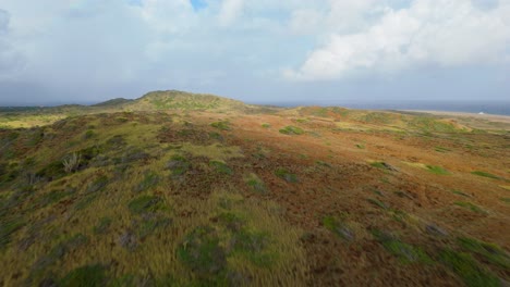 Schnelle-Luftaufnahme-Dolly-über-Northside-Westpunt-üppigen-Grünen-Tropischen-Hügeln-In-Der-Landschaft-Von-Curacao