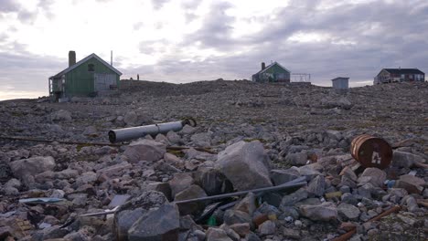 Pequeño-Asentamiento-Con-Un-Par-De-Casas-En-La-Costa-De-Groenlandia,-Panorama