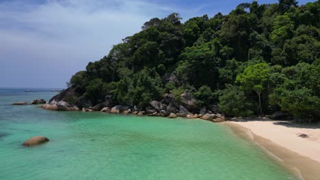 Seychellen-Strand-Palmen-Glatte-Felsen