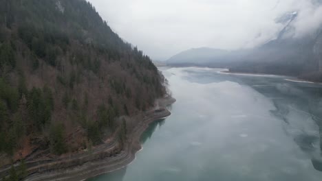 Aerial-View-of-Klöntalersee-lake-in-Glarus,-Switzerland