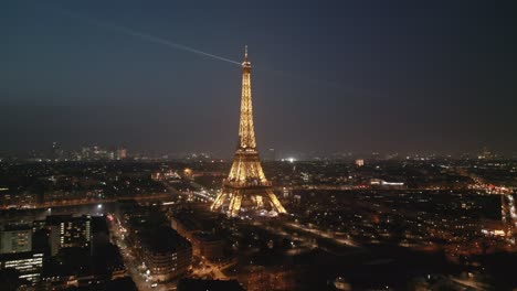 Visita-La-Torre-Eiffel-Iluminada-Por-La-Noche-Con-Un-Espectáculo-De-Luces-Desde-Arriba,-París,-Francia