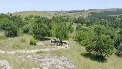 Vista-Aérea-De-Dólmenes-Tracios-Con-Entorno-Natural-Cerca-Del-Pueblo-De-Hlyabovo-En-Bulgaria