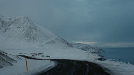 Conduzca-Por-Una-Ruta-Aventurera-En-Islandia,-Caminos-Panorámicos-Cubiertos-De-Nieve-Para-Explorar-La-Costa.