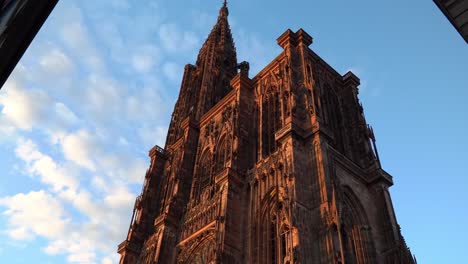 Straßburger-Münster-Hunderte-Von-Skulpturen,-Die-Einem-Fast-Von-Der-Wand-Entgegenzuspringen-Scheinen,-Nutzen-Licht--Und-Schatteneffekte-Optimal-Aus