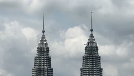 Spitze-Der-Petronas-Towers-In-Kuala-Lumpur,-Malaysia,-Bewölkter-Tag-In-Südostasien