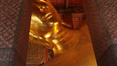 interior-of-the-buddhist-temple-of-the-reclining-Buddha-in-the-Rattanakosin-old-town-of-Bangkok,-Thailand