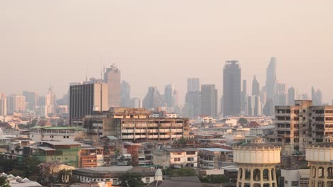 Farbenfroher-Sonnenuntergang-Mit-Panoramablick-Auf-Die-Skyline-Von-Bangkok-Von-Einer-Erhöhten-Aussichtsplattform-In-Der-Altstadt-Von-Rattanakosin-In-Bangkok,-Thailand