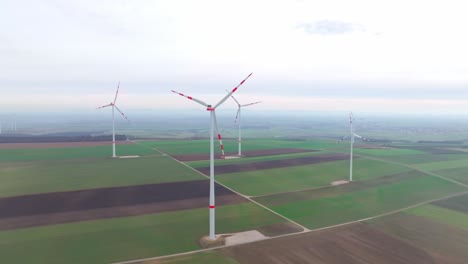 Luftaufnahme-Eines-Onshore-Windparks-Und-Grüner-Felder